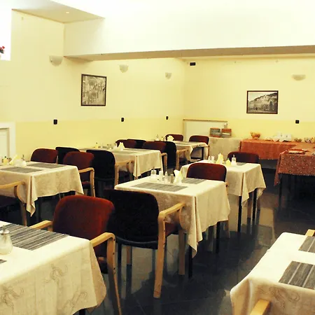 Adria 3*