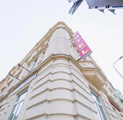 Adria فندق كارلوفي فاري